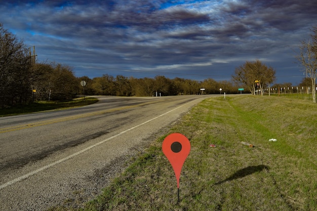 Foto punteggiatore su un campo erboso su una strada vuota contro il cielo