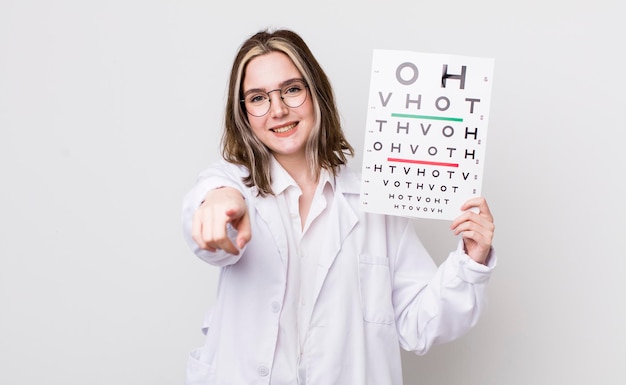 Указывая на камеру, выбирающую тебя.