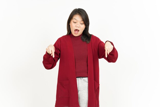 Rivolto verso il basso della bella donna asiatica che indossa una maglietta rossa isolata su sfondo bianco