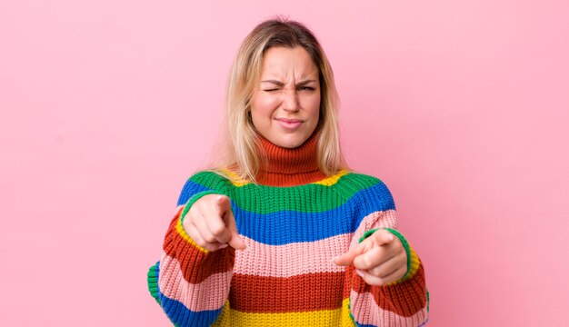 두 손가락으로 카메라를 가리키며 의무를 다하라고 말하는 화난 표정