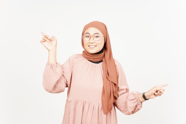 Указывая налево направо и показывая два продукта указательным пальцем красивой азиатской женщины в хиджабе