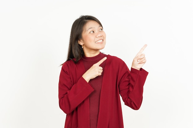 Указывая продукт в сторону красивой азиатской женщины в красной рубашке, изолированной на белом фоне