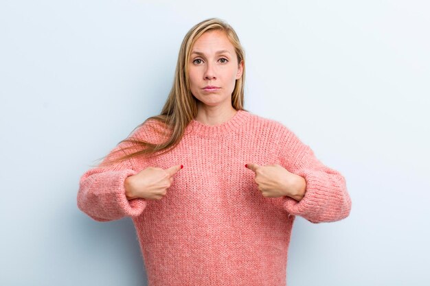 Indicandosi con uno sguardo confuso e interrogativo, scioccato e sorpreso di essere stato scelto