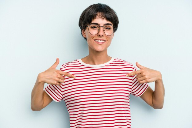 손가락으로 아래를 가리키며 긍정적인 느낌