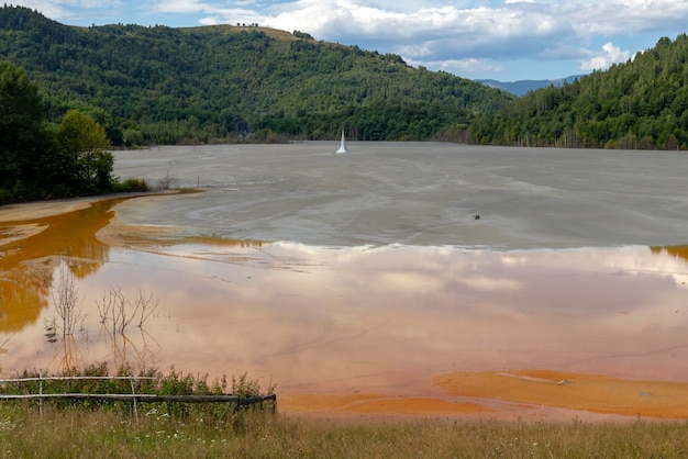 Foto lago avvelenato contro il cielo