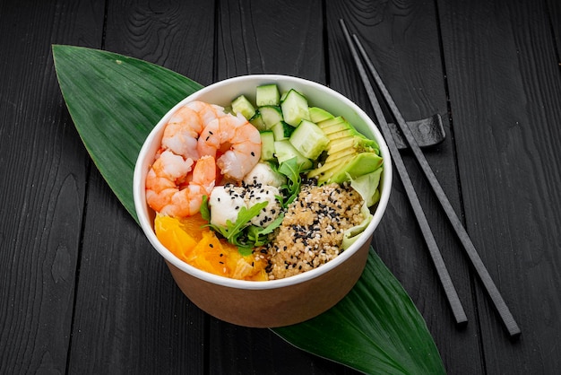 Poké bowl met garnaal quinoa avocado komkommer roomkaas en sinaasappel