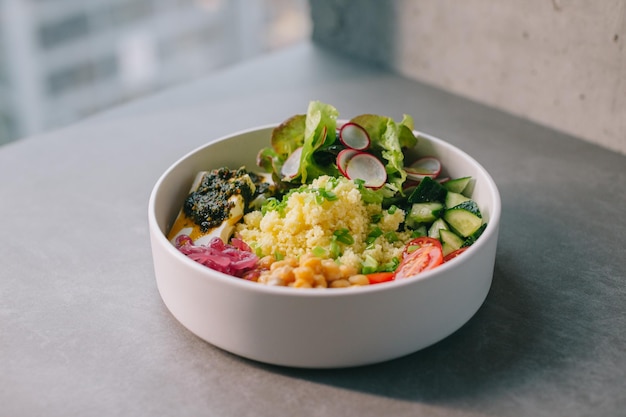 Poké bowl met groenten en kaas