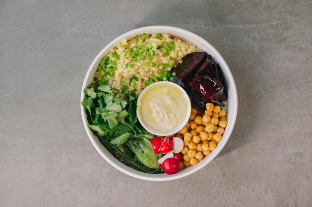 Foto poké bowl met groenten en vlees