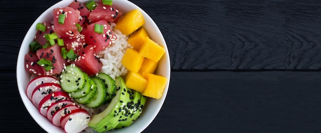 Poke bowl met tonijn in de witte kom op de zwarte houten achtergrond Bovenaanzicht Kopieer ruimte