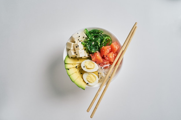 Poke bowl met zalm avocado rijst Chuka Salad sesame