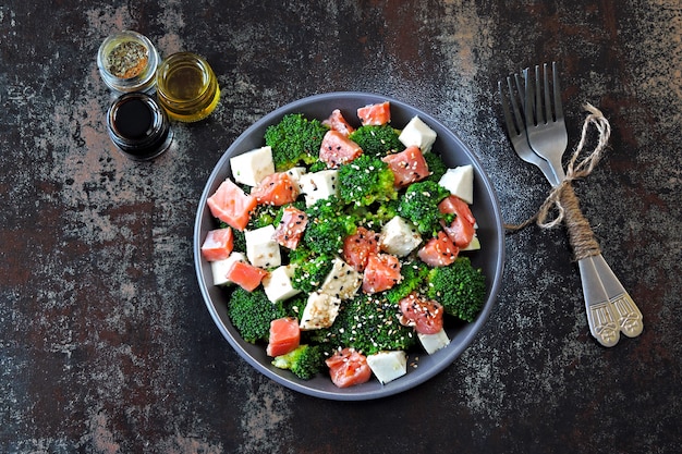 Poke bowl met zalm en broccoli.