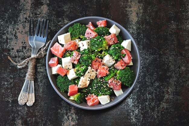 Poke bowl met zalm en broccoli.