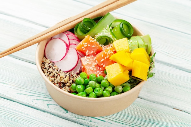 Poke bowl met zalm, komkommer en mango