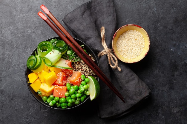 Poke bowl met zalm, komkommer en mango