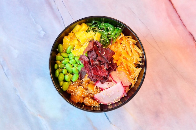 poke bowl op een marmeren oppervlak