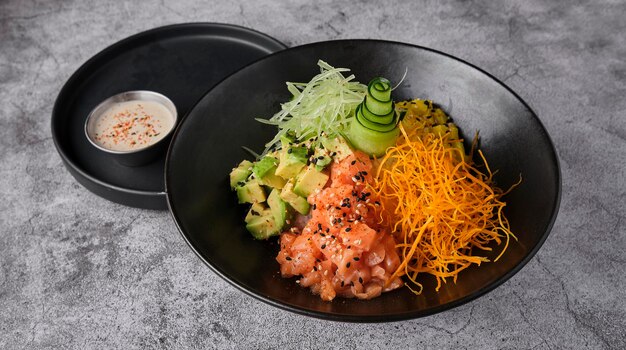 Photo poke bowl traditional hawaiian raw salmon fish salad with chopsticks and copy space