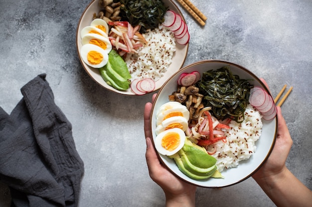 カニ、ご飯、アボカド、卵の入ったポークボウル