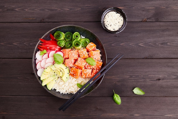 ポキ丼 サーモンライス アボカド キュウリ 大根 胡椒 胡麻