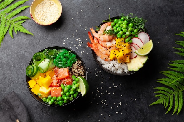 Poke bowls met garnalen zalm avocado en mango