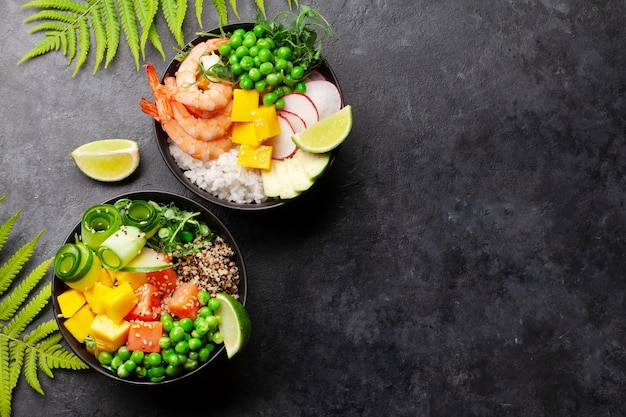 Poke bowls met garnalen zalm avocado en mango