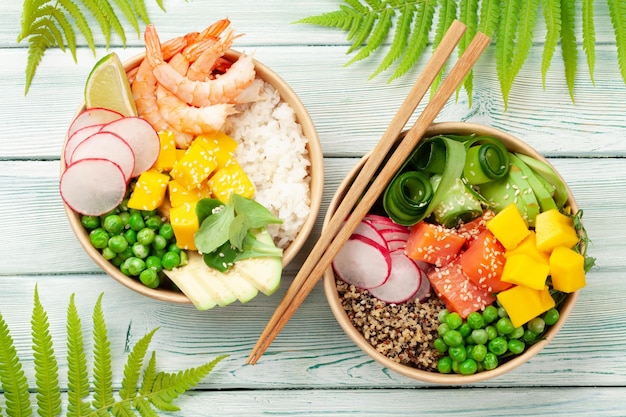 Poke bowls met garnalen zalm avocado en mango