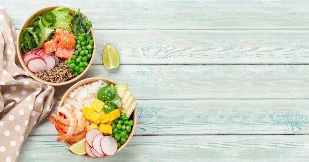 Poke bowls met garnalen zalm avocado en mango