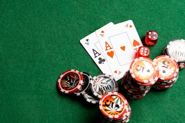 Poker Aces paar en dobbelstenen