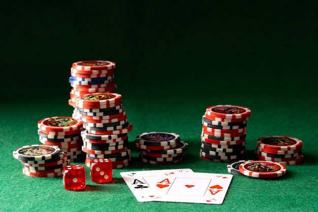 Пара тузов в покере и кости