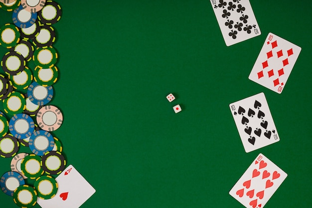 Poker. bekijk van bovenaf met kopie ruimte. mockup voor bannersjabloonlay-out voor online casino. groene tafel, bovenaanzicht op de werkplek.