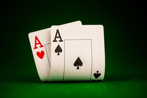Покерная карта на столе на зеленом сукне