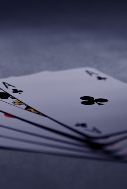 Foto carte da poker su sfondo nero