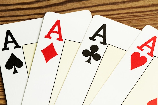 Foto carte da poker su un tavolo di legno