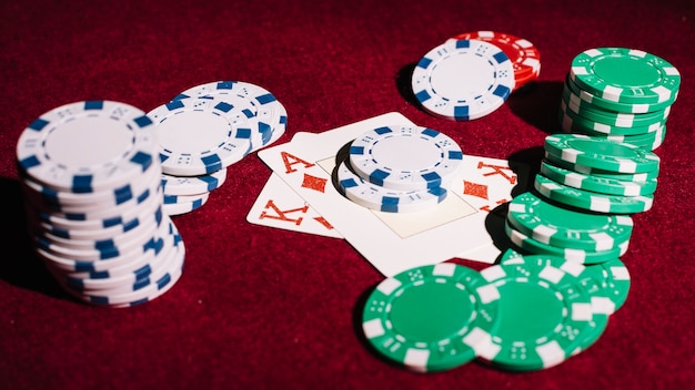 Фото Покерные фишки и игральные карты на столе