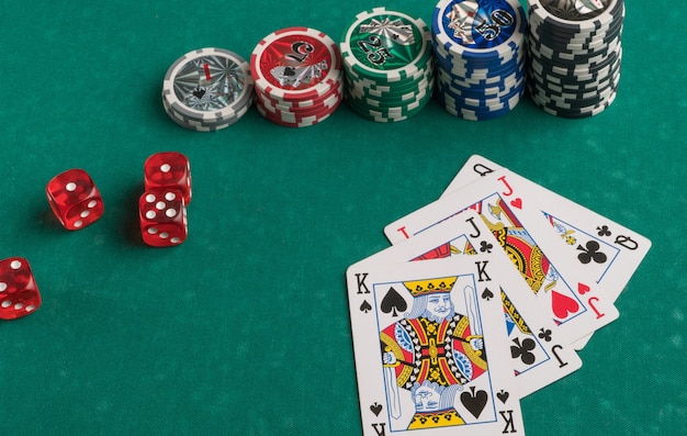 Покерные фишки, карты и кости на зеленом фоне концепция азартных игр и развлечений