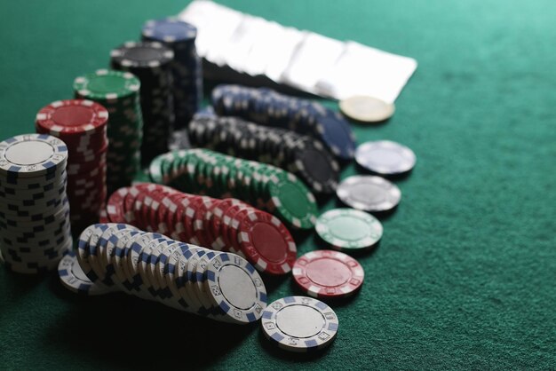 Фишки для покера и карты на ткани