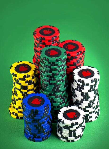 Покерные фишки на зеленом игровом столе