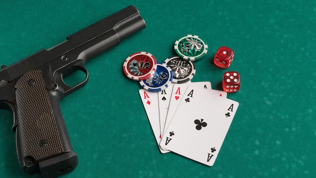 Poker chips kaarten en pistool op een groene achtergrond Het concept van gokken en entertainment