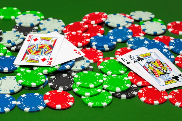 Poker chips sul tavolo