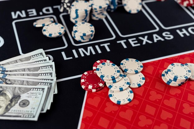 Покерные фишки с игровыми картами на столе казино