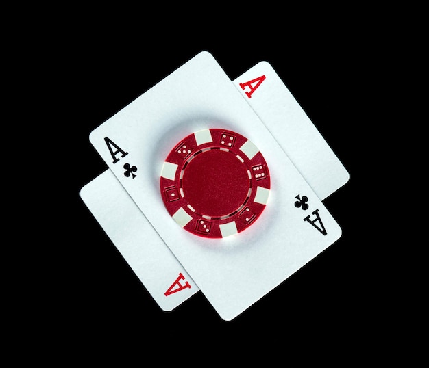Игра в покер с комбинацией одной пары фишек и карт на черном столе в покерном клубе