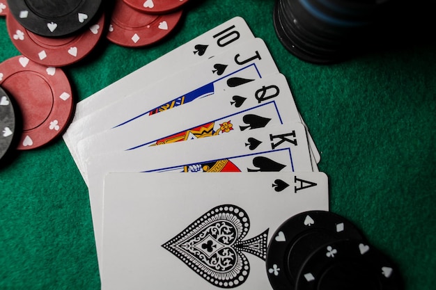 포커 핸즈, 로얄 플러시 3. 5장의 카드 놀이 - 카지노 테이블에 포커 로열 플러시 핸드.