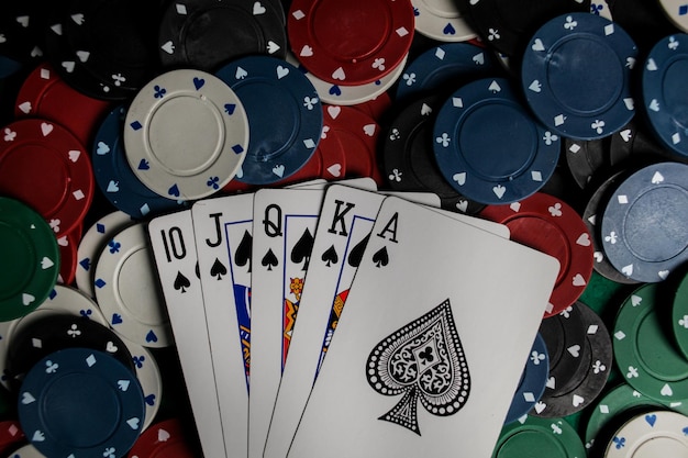 Mani di poker, scala reale 3. cinque carte da gioco - la mano di scala reale del poker sul tavolo del casinò.