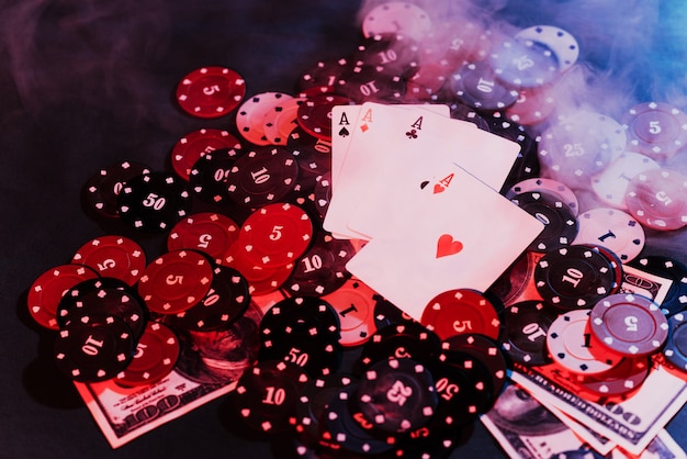 Poker met fiches, kaarten en geld met opgeblazen rook. het uitzicht vanaf de top