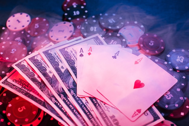 Poker met fiches, kaarten en geld met opgeblazen rook