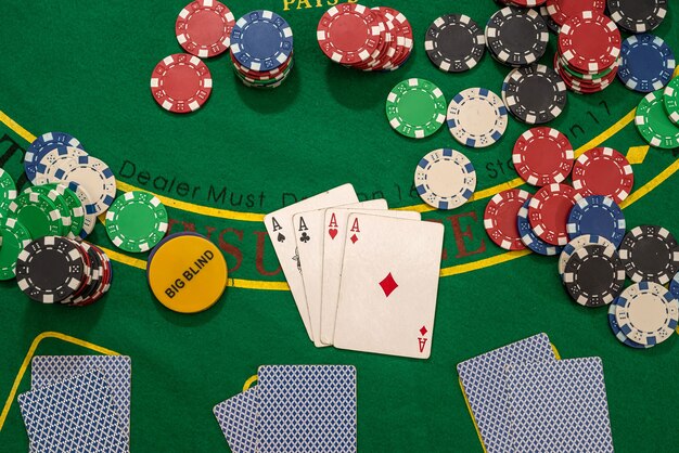 Carte da gioco poker e fiches sul tavolo verde