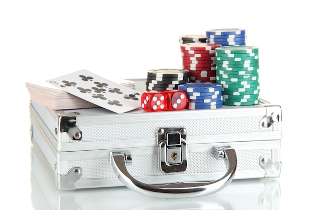 Poker set op een metalen behuizing geïsoleerd op een witte achtergrond