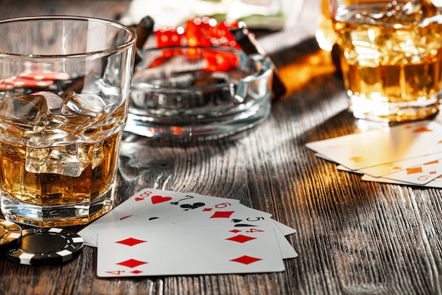 Poker spelen met whisky en sigaren op tafel