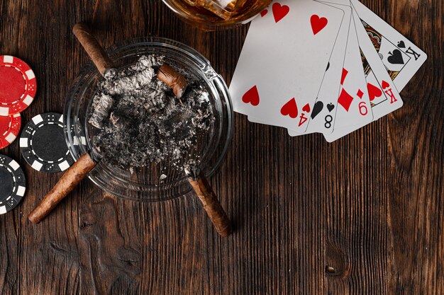 Poker spelen met whisky en sigaren op tafel