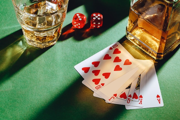 Poker spelen met whisky en sigaren op tafel