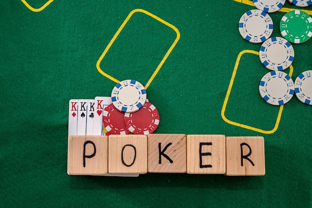 ポーカーチップと緑のカジノテーブルギャンブルのトランプと木製の立方体のポーカーテキスト